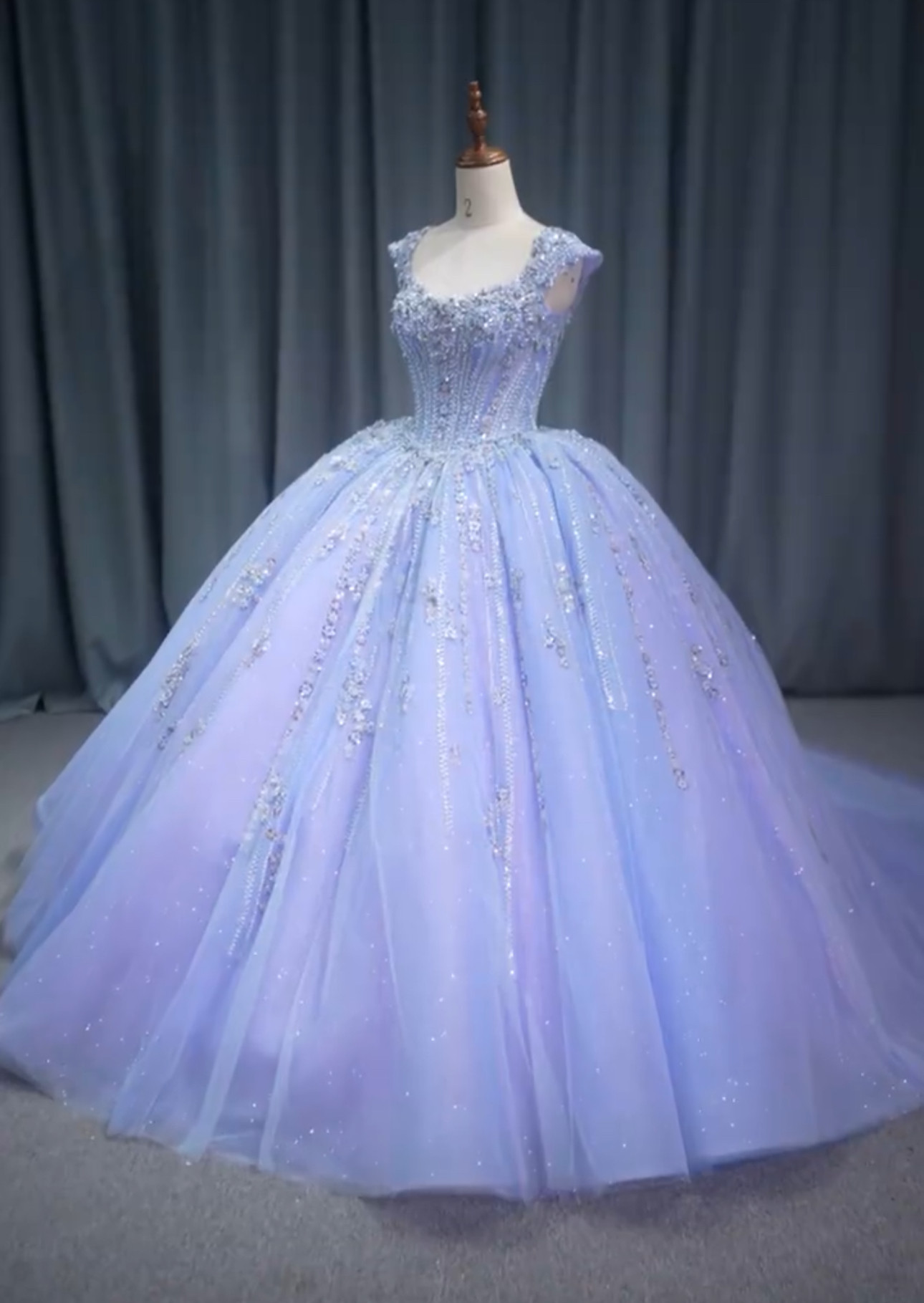 豪華ブルーxパープル　クイーンアンネック　上品　ウェディングドレス　前撮りお呼ばれ披露宴挙式二次会　キラキラびーず高級感