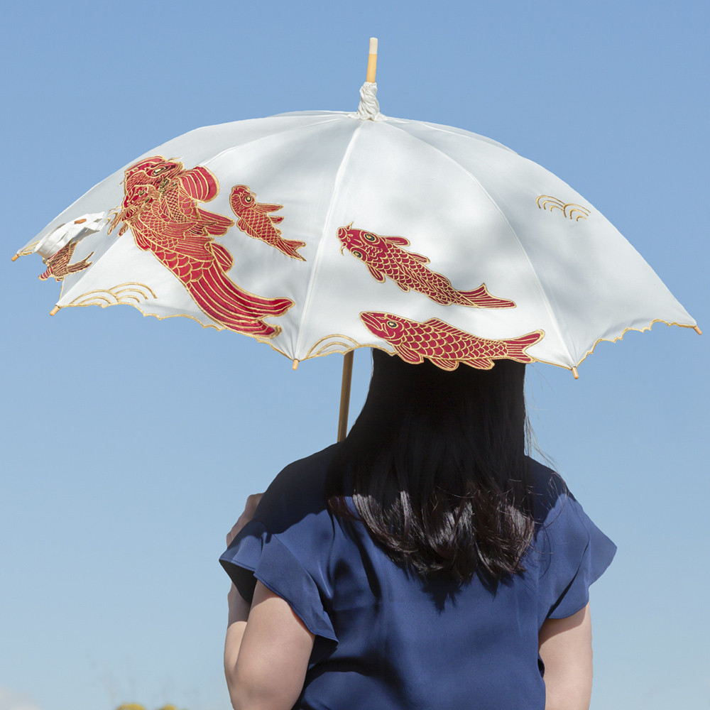 完全遮光 キーヤン 日傘 【逃熱日傘】「木村英輝」コラボ 涼感かわず張りオーガンジーカットワーク刺繍長日傘 鯉 カープ