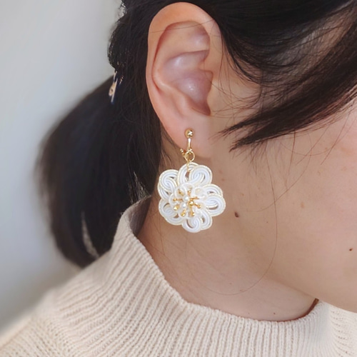 桜舞う水引のピアス/イヤリング ホワイト 成人式 結婚式 卒業式 振袖