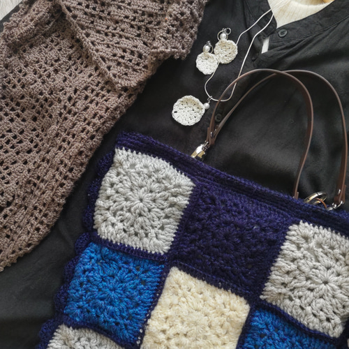 ダイヤ柄レース編みのブラウン三角ストール〈ギフトにも〉EMIM