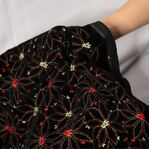着分販売】イタリア製／ベルベット生地 花柄刺繍 ～シルク100％～ 生地