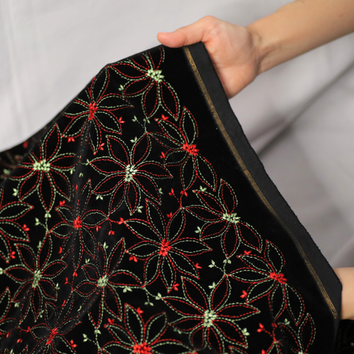 着分販売】イタリア製／ベルベット生地 花柄刺繍 ～シルク100％～ 生地