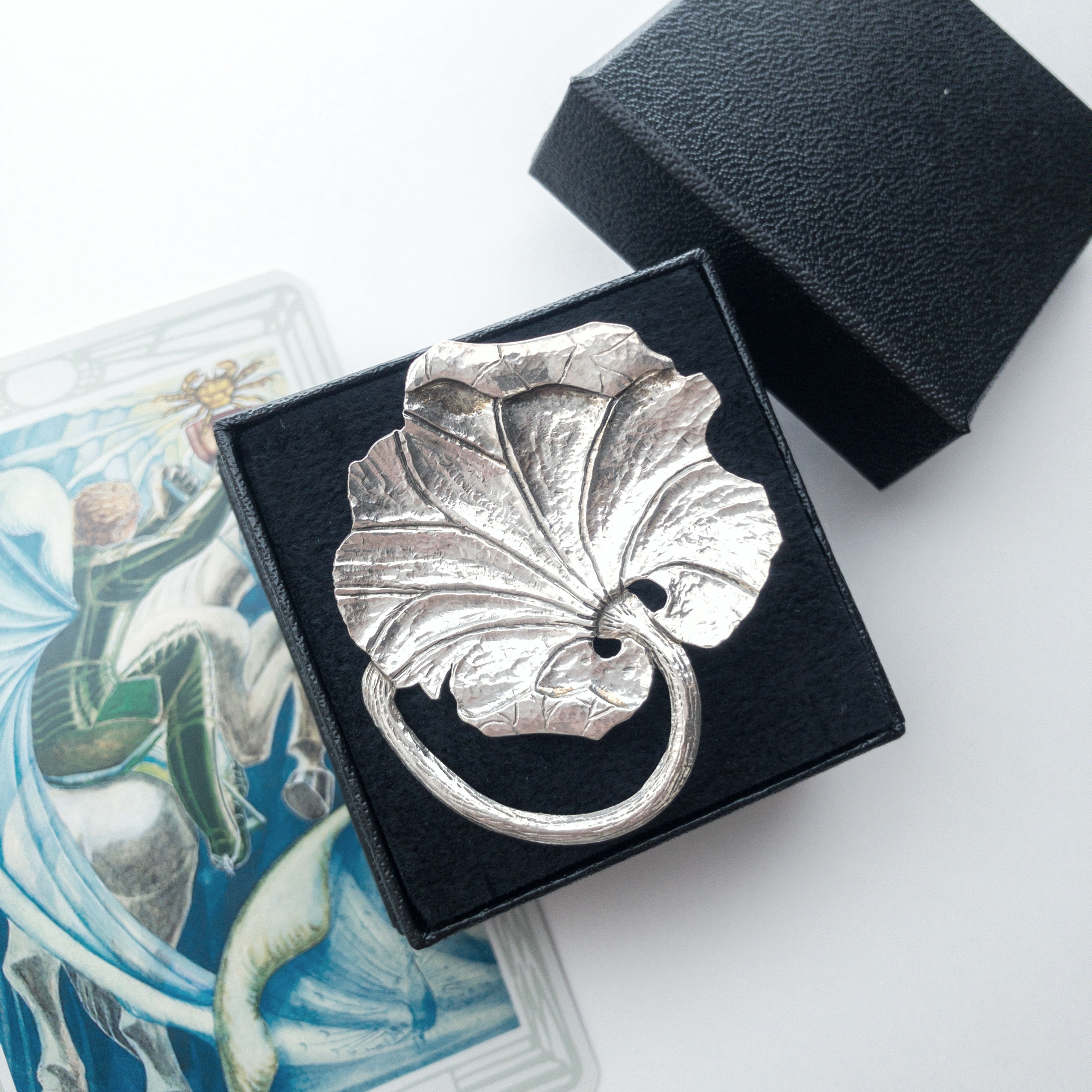 no.70006　蓮の葉のシルバーブローチ