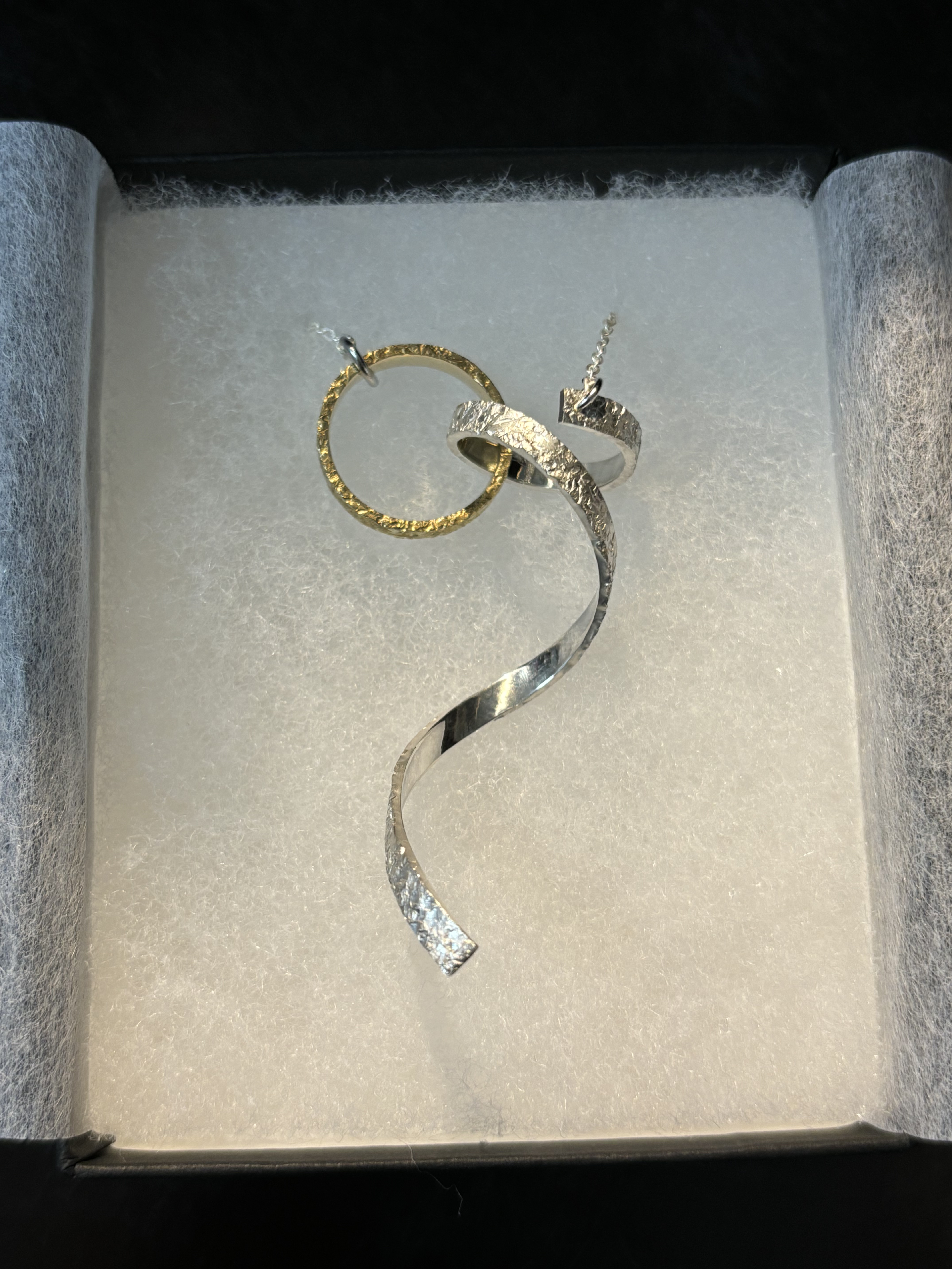 前で着脱できるシルバーのラリエットネックレス