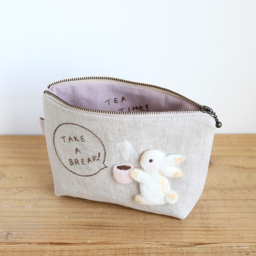 羊毛フェルト刺繍のリネンポーチ(Take a Break! うさぎ)【受注 羊毛フェルト刺繍のリネンポーチ(Take a Break! うさぎ)【受注