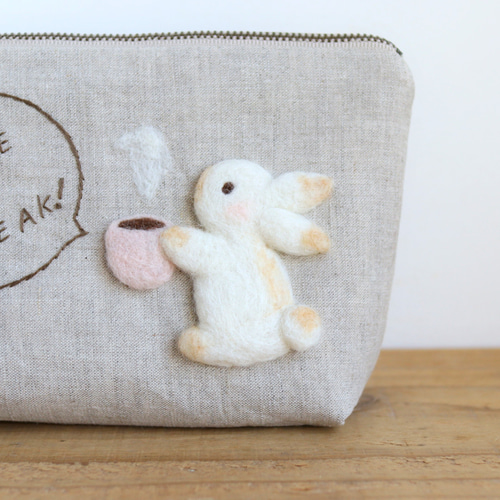羊毛フェルト刺繍のリネンポーチ（Take a Break! うさぎ）【受注
