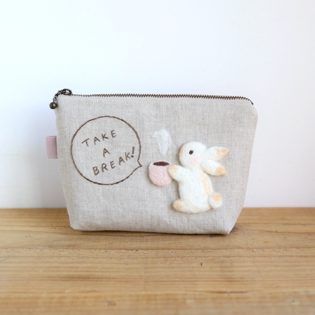 羊毛フェルト刺繍のリネンポーチ（Take a Break! うさぎ）【受注