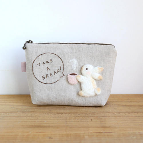 お気に入りの 羊毛フェルト刺繍のリネンポーチ（Take a Break! うさぎ）【受注 財布・ケース・小物入れ