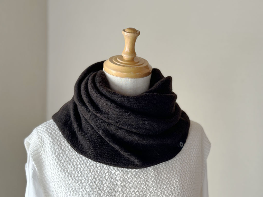 温度を纏う。純カシミヤねじりスヌード ［Basic Design］Dブラウン