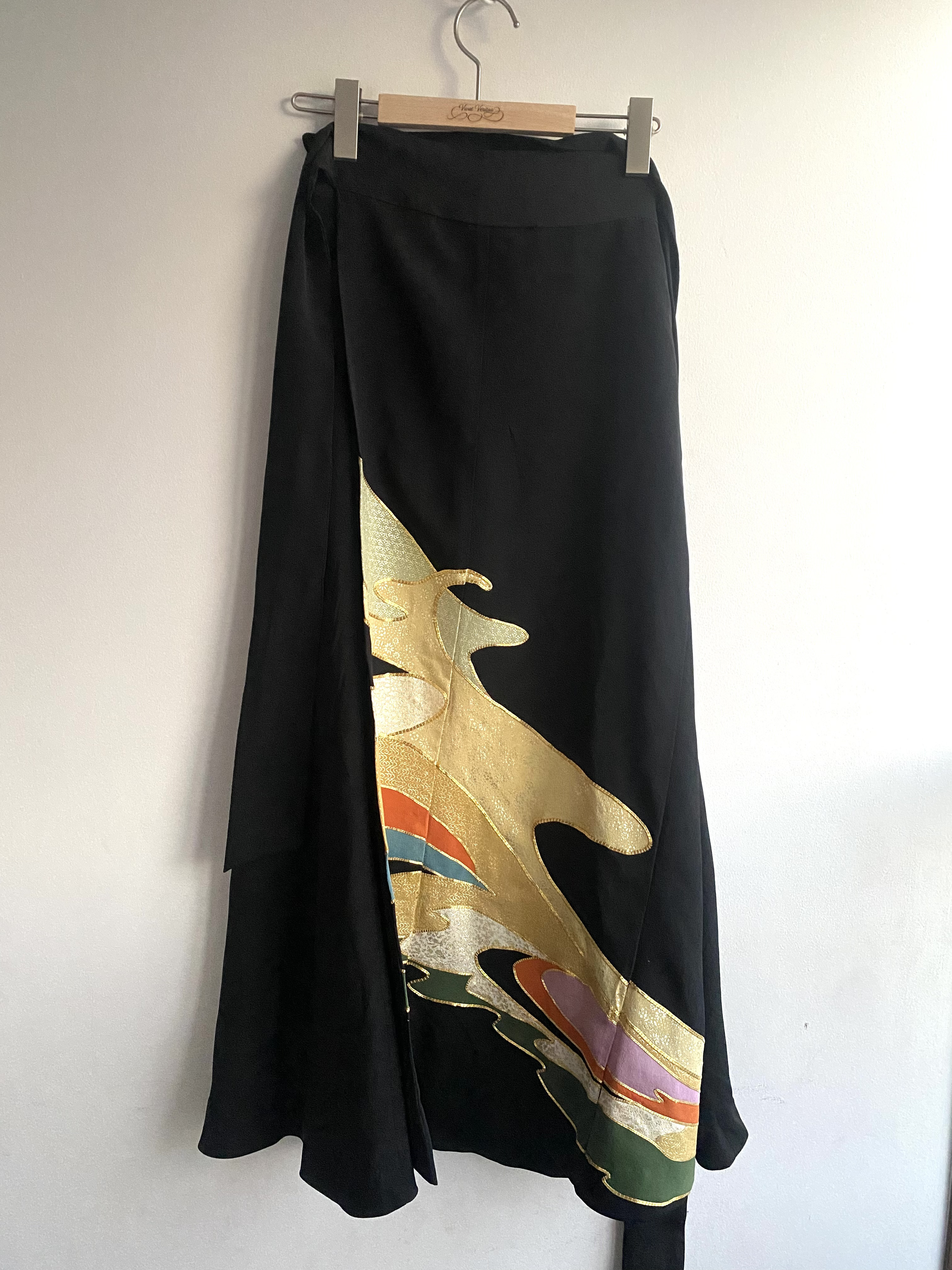 着物リメイク 黒留袖 紋入り カラフル河 巻きスカート ラップ