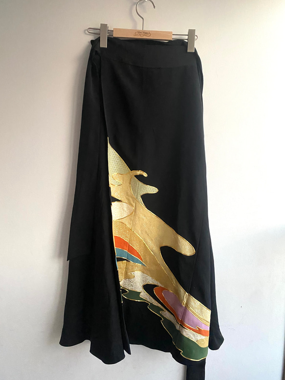 ブラック ラメ感かわいい ライン入り 巻きスカート 着物リメイク B70306 ブラック ラメ感かわいい ライン入り 巻きスカート 着物リメイク