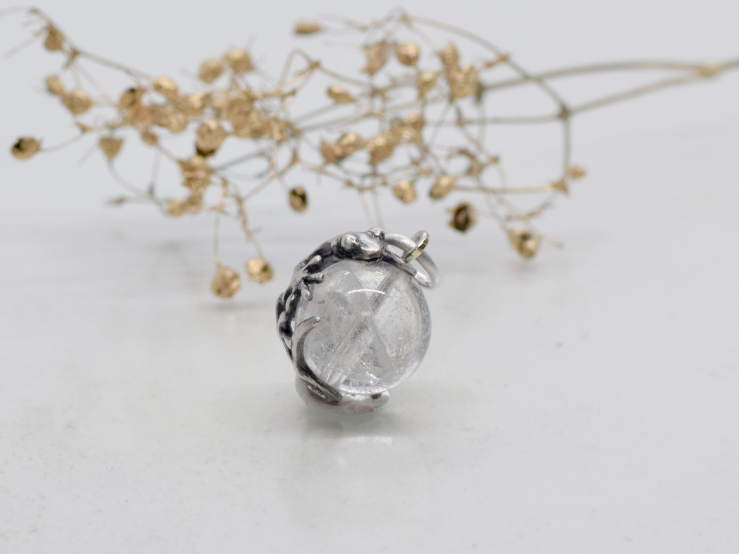 ヤモリ玉ペンダント　ヒマラヤ産水晶　革ヒモネックレス付き