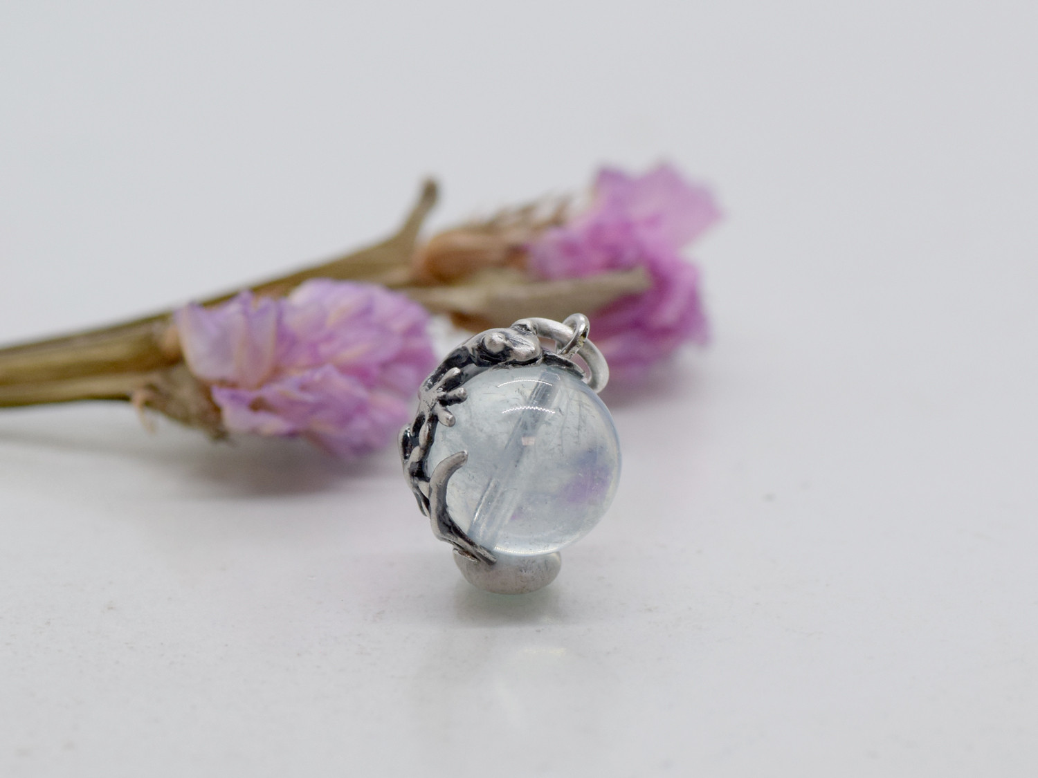 ヤモリ玉ペンダント　アクアマリン　革ヒモネックレス付き