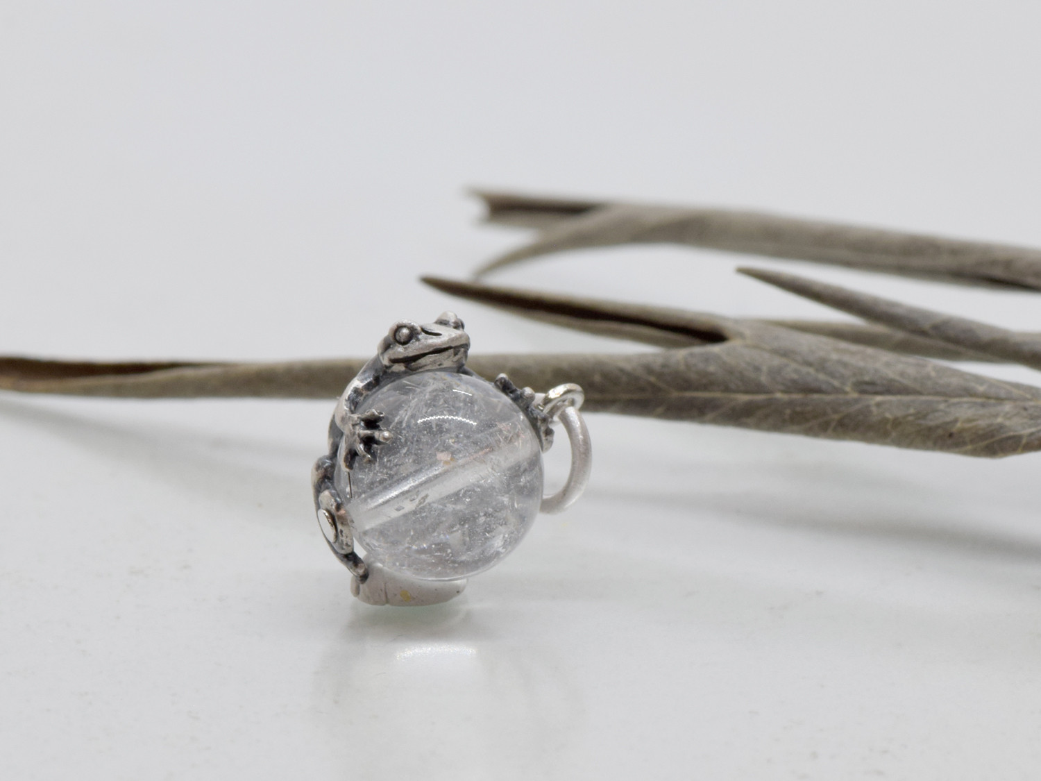 蛙(カエル)玉ペンダント　ヒマラヤ産水晶　革ヒモネックレス付き