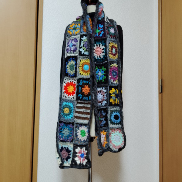 いろんなモチーフをつなげたロングマフラー　　グレー系