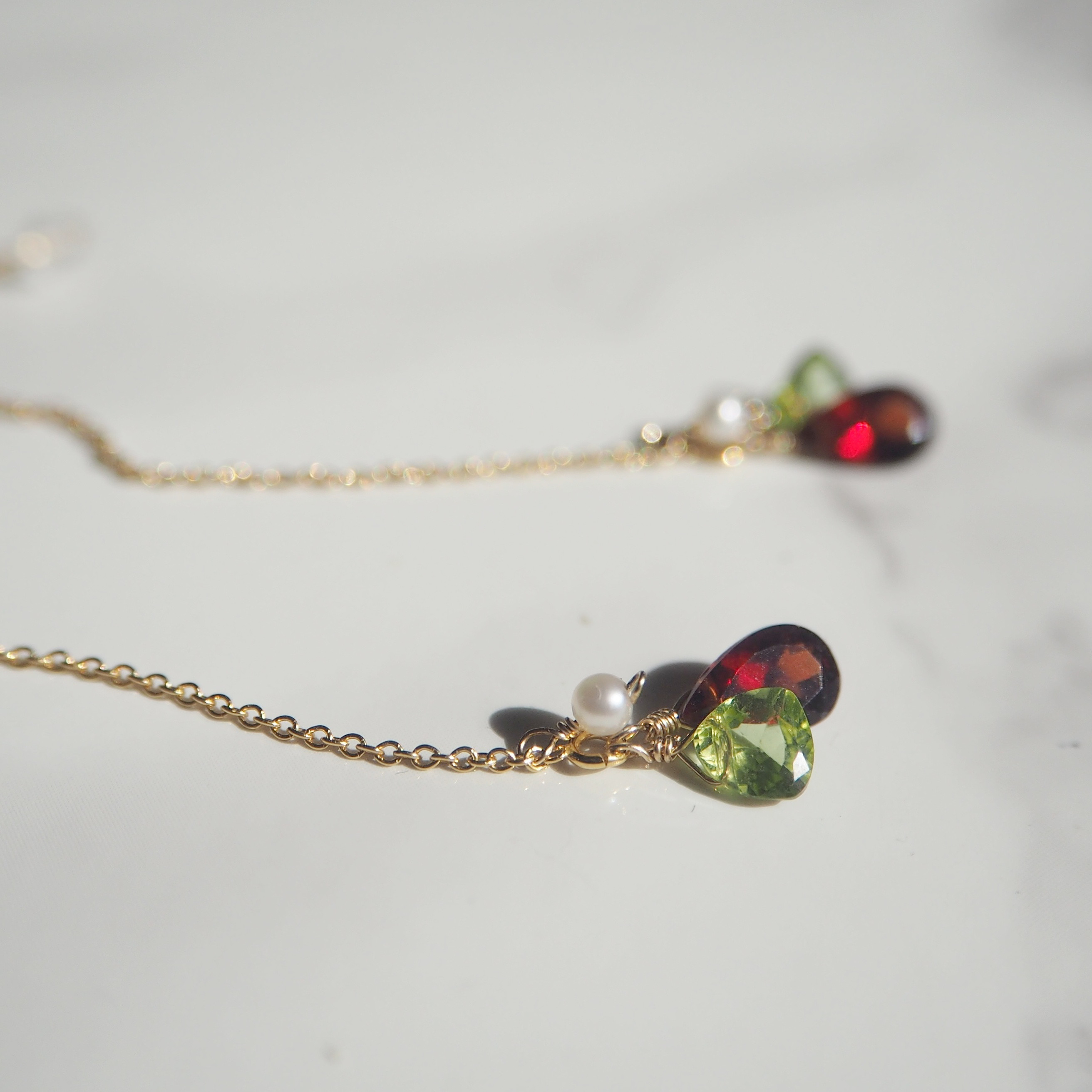 14Kgf×ガーネットとペリドットのアメリカンピアス