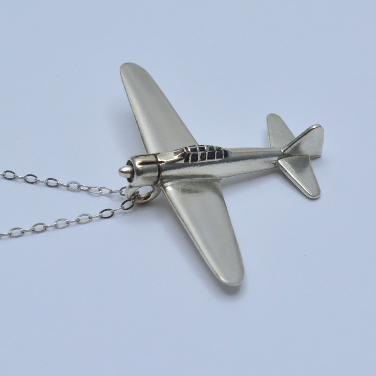 サイズ小　日本海軍　零式艦上戦闘機二一型　ゼロ戦　シルバーペンダント　01JN07-01