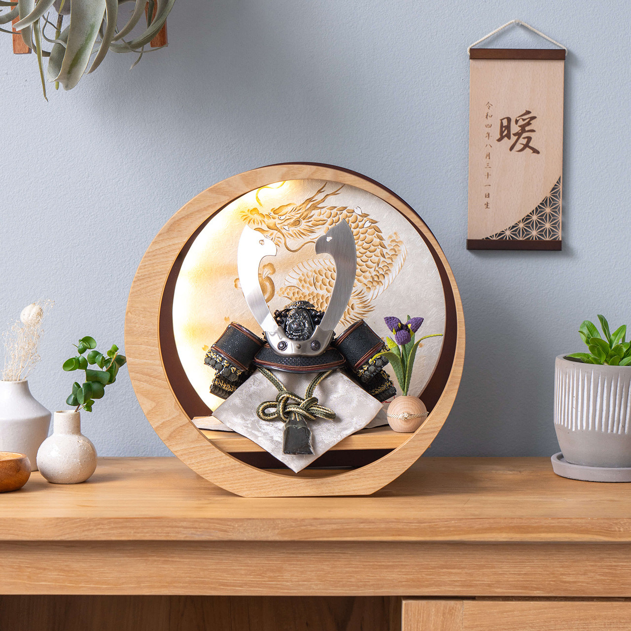 ことの兜（5TOM-0405）（とも）月型飾台　手描龍｜コンパクトな五月人形｜節句兜｜コンパクト｜おしゃれ