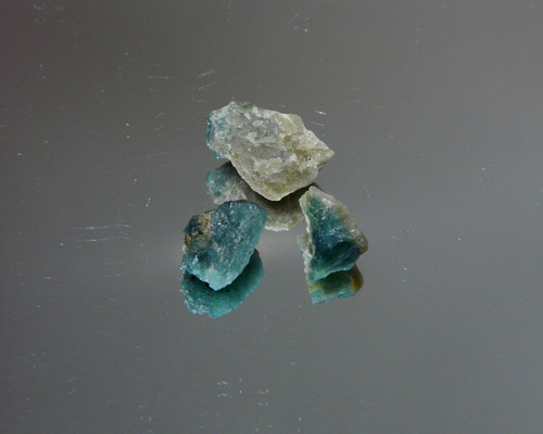 グランディディエライト　結晶　原石　マダガスカル産 P360-4 ☆御禁制の品☆【マダガスカル産】天然グランディディエライト