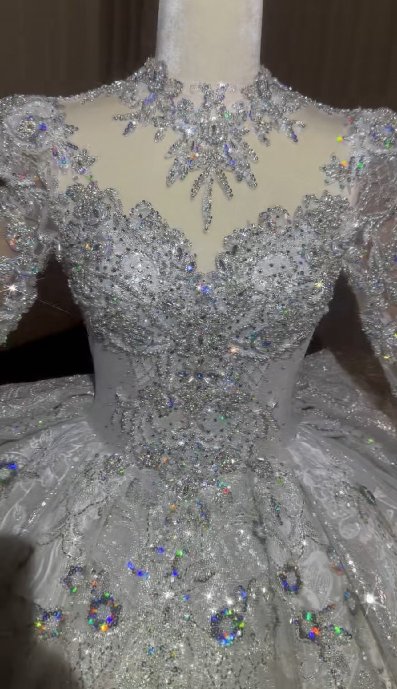 群抜のおしゃれ見え！Ｖネック　シルバー　グリッター　フレアースカート　高級感溢れる　品質保証結婚式花嫁披露宴お呼ばれ前撮 109,373円