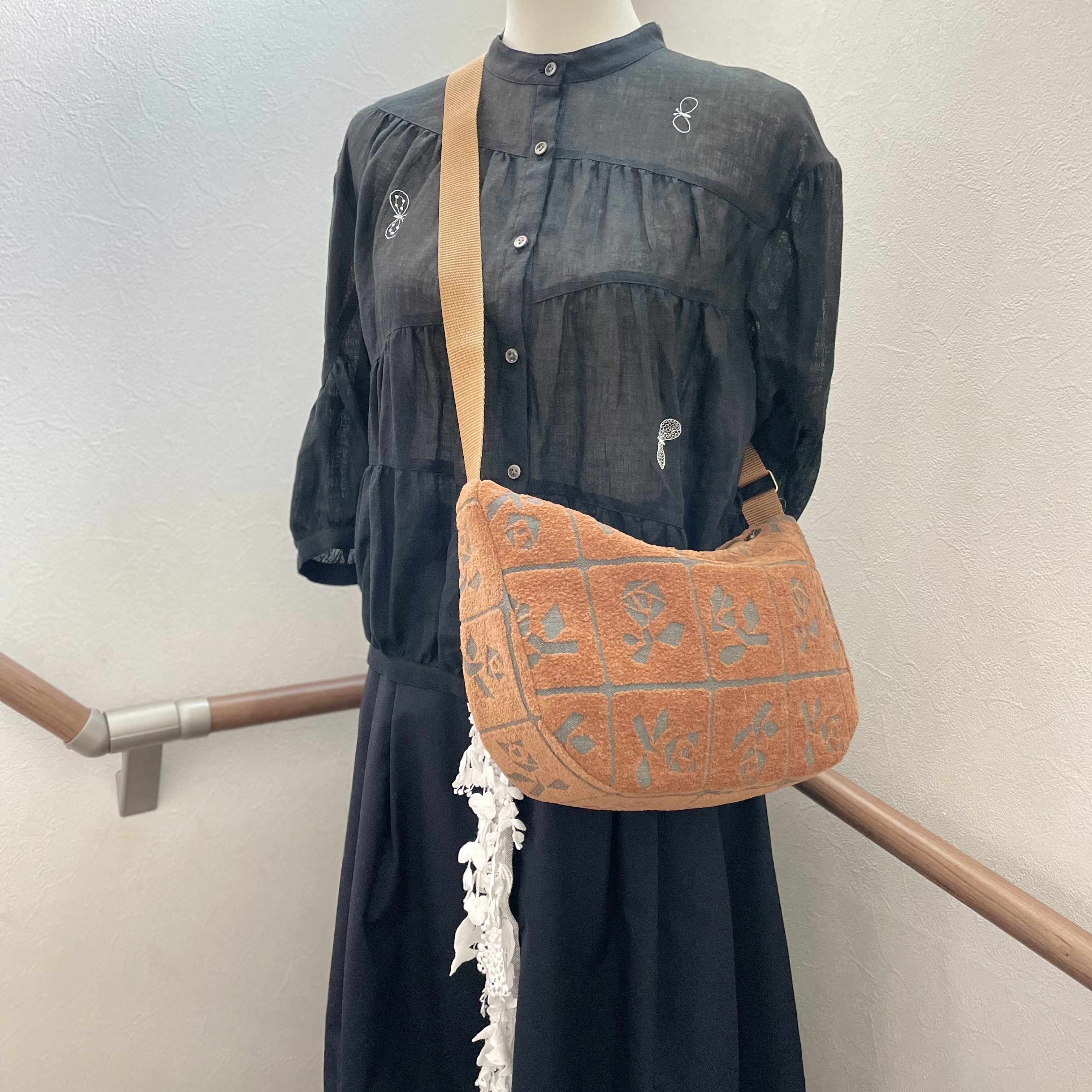 ⚮̈ミナペルホネン　からだにフィットするボディバッグ "Ｌ" Lulu brown large