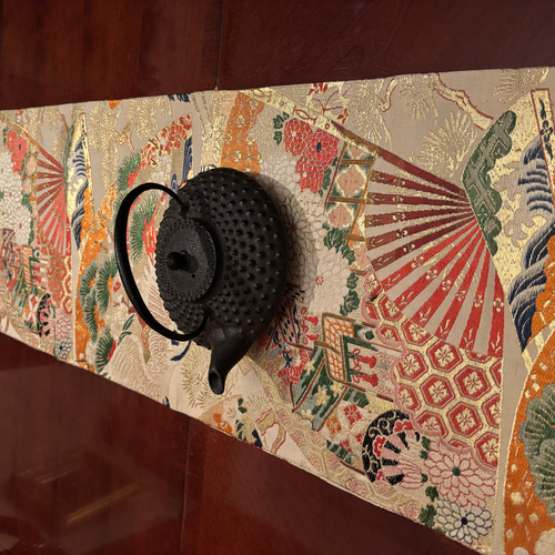 rieko-4622　丸帯から作ったタッセル付きテーブルランナー正絹 豪華刺繍 花嫁衣装の丸帯から作ったタッセル付き正絹テーブル