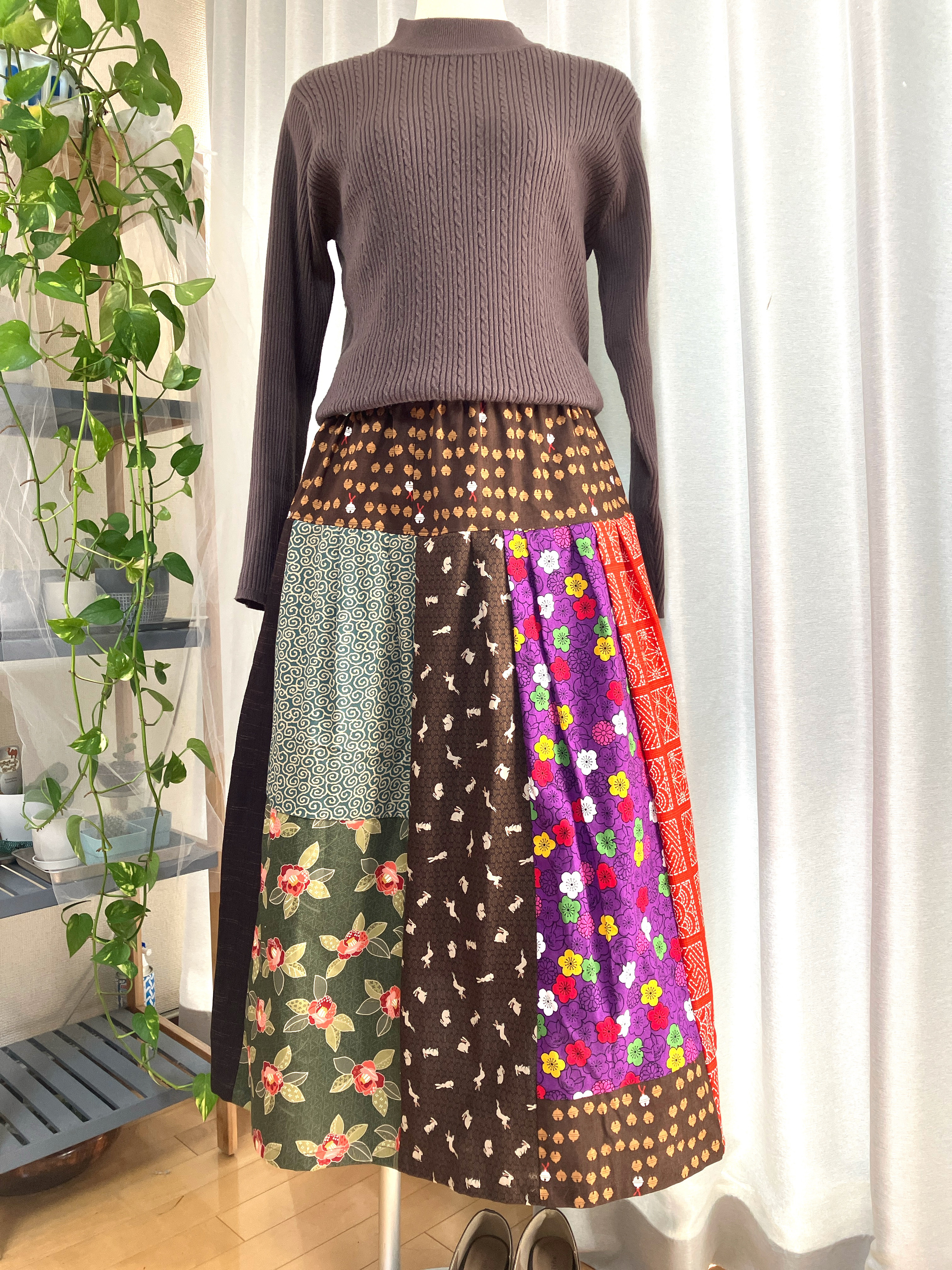 和柄木綿をハギ合わせたロングスカート  パッチワーク 茶色 赤色 梅  うさぎ  鈴