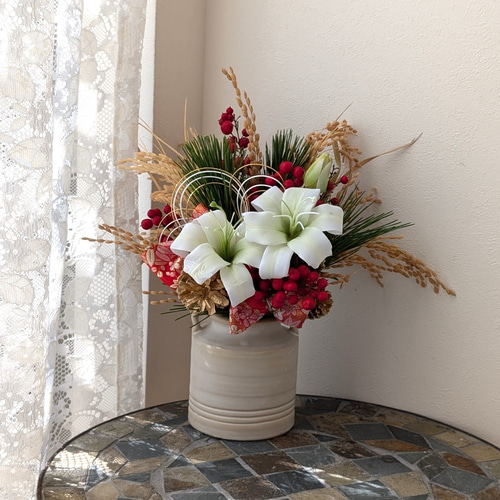 ドライフラワーアレンジメント リボン付き (No.4） ホワイトリリィと南天の実がほっこり 国産稲穂と松のドライフラワー