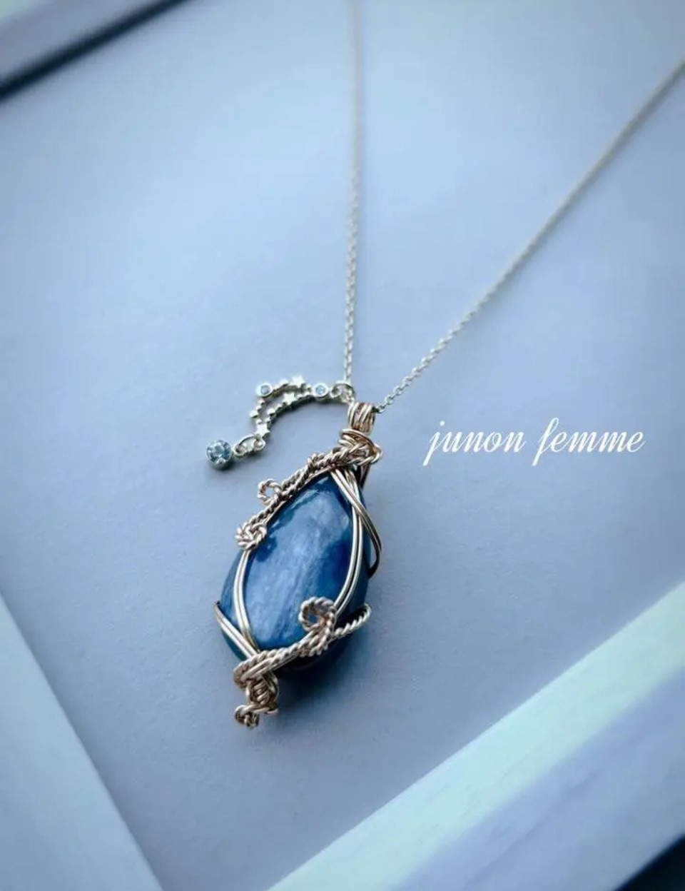 カイヤナイトネックレス