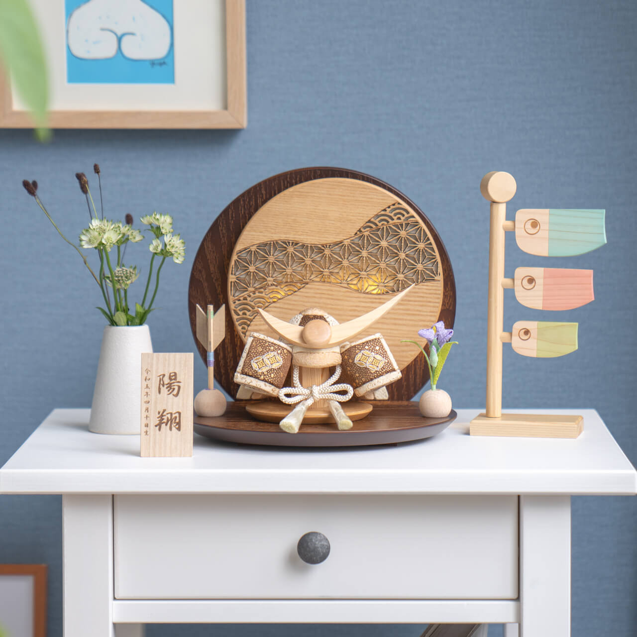 ことの木目込かぶと（5KTUE-0411）（つき）上杉謙信　灯丸衝立　麻の葉｜コンパクトな五月人形｜節句兜｜コンパクト