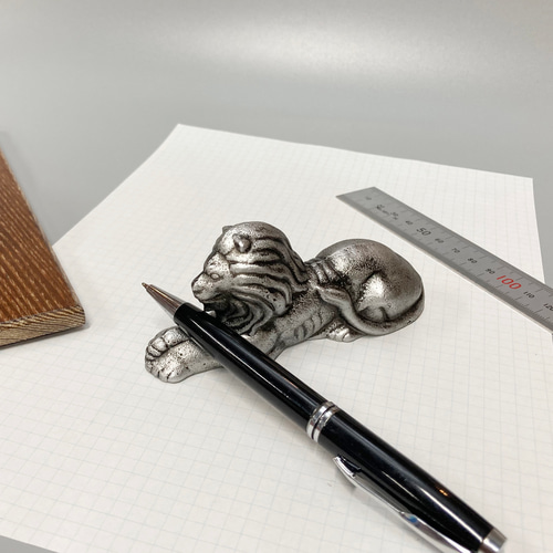 文鎮・カトラリーレストに百獣の王「ライオン」 高岡鉄器OMOSIシリーズ