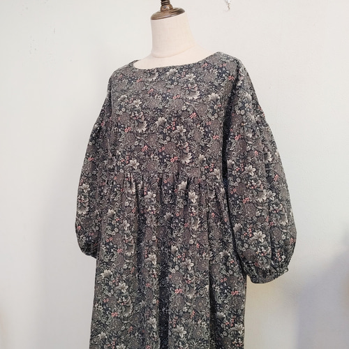 handmadeコーデュロイワンピースfree花柄 YUWAコーデュロイ花柄ギャザーワンピースfreeグレー ワンピース momo