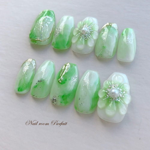 ぷっくりフラワーネイル♡ ニュアンスネイル 成人式ネイル ブライダル