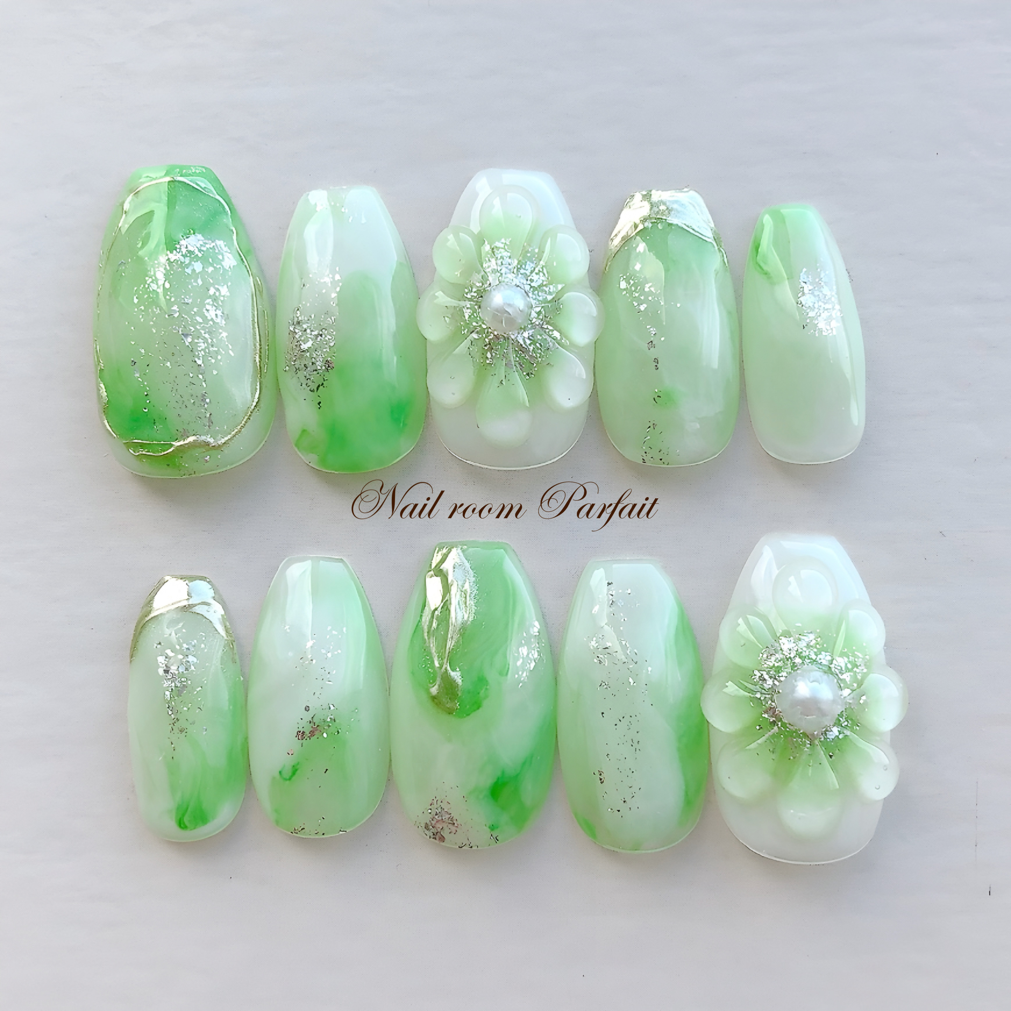 まっつん　ニュアンスネイル　ぷっくりフラワー　花　大人　成人式 ニュアンスネイルぷっくりフラワー花成人式結婚式卒業式ゴールド大人