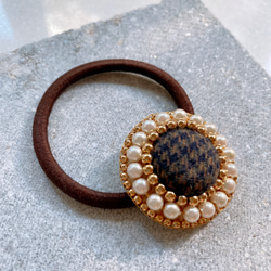 くるみボタンの刺繍ヘアゴム 1枚目の画像