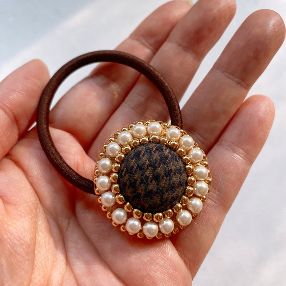 くるみボタンの刺繍ヘアゴム 3枚目の画像