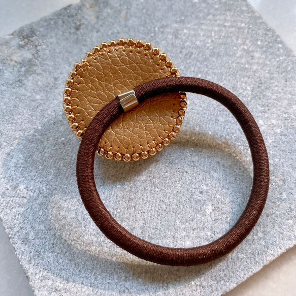 くるみボタンの刺繍ヘアゴム 2枚目の画像