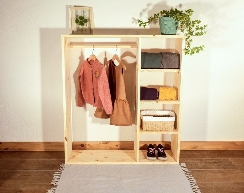 お子様のワードロープ　ハンガーラック収納　組み立て　北欧パインクリヤ仕上げ