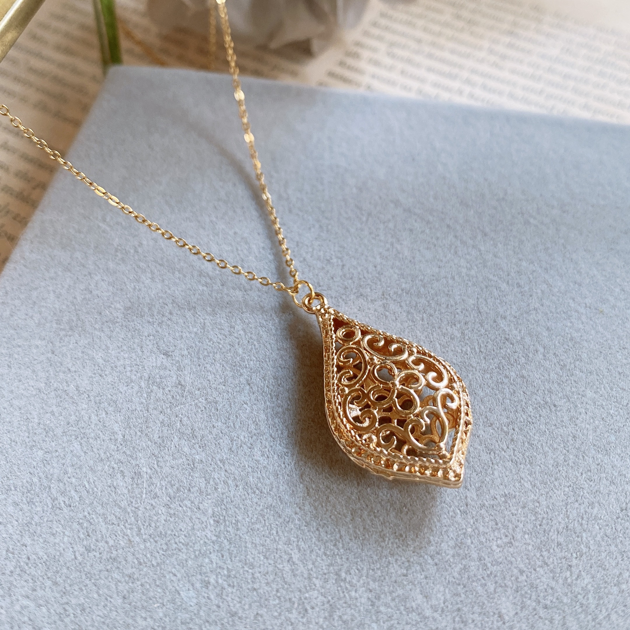 【サージカルステンレス 】透かしドロップのロングネックレス