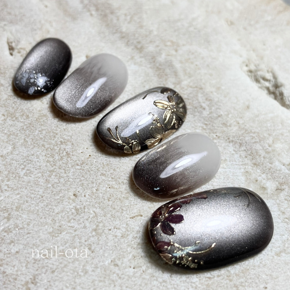 ネイルチップ 黒 ブラック マグネットネイル ミラーネイル  小花柄 花 綺麗 かっこいい 上品 大人ネイル 成人式 2枚目の画像