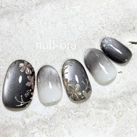 ネイルチップ 黒 ブラック マグネットネイル ミラーネイル  小花柄 花 綺麗 かっこいい 上品 大人ネイル 成人式 1枚目の画像