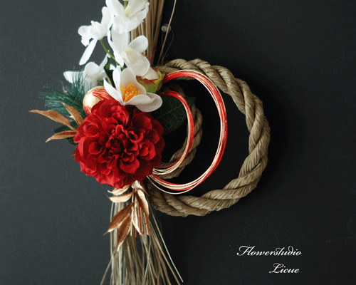 ダリアと椿の上品なしめ縄 数量限定【お正月】ダリアと椿のタッセル型しめ縄リース ネイビー