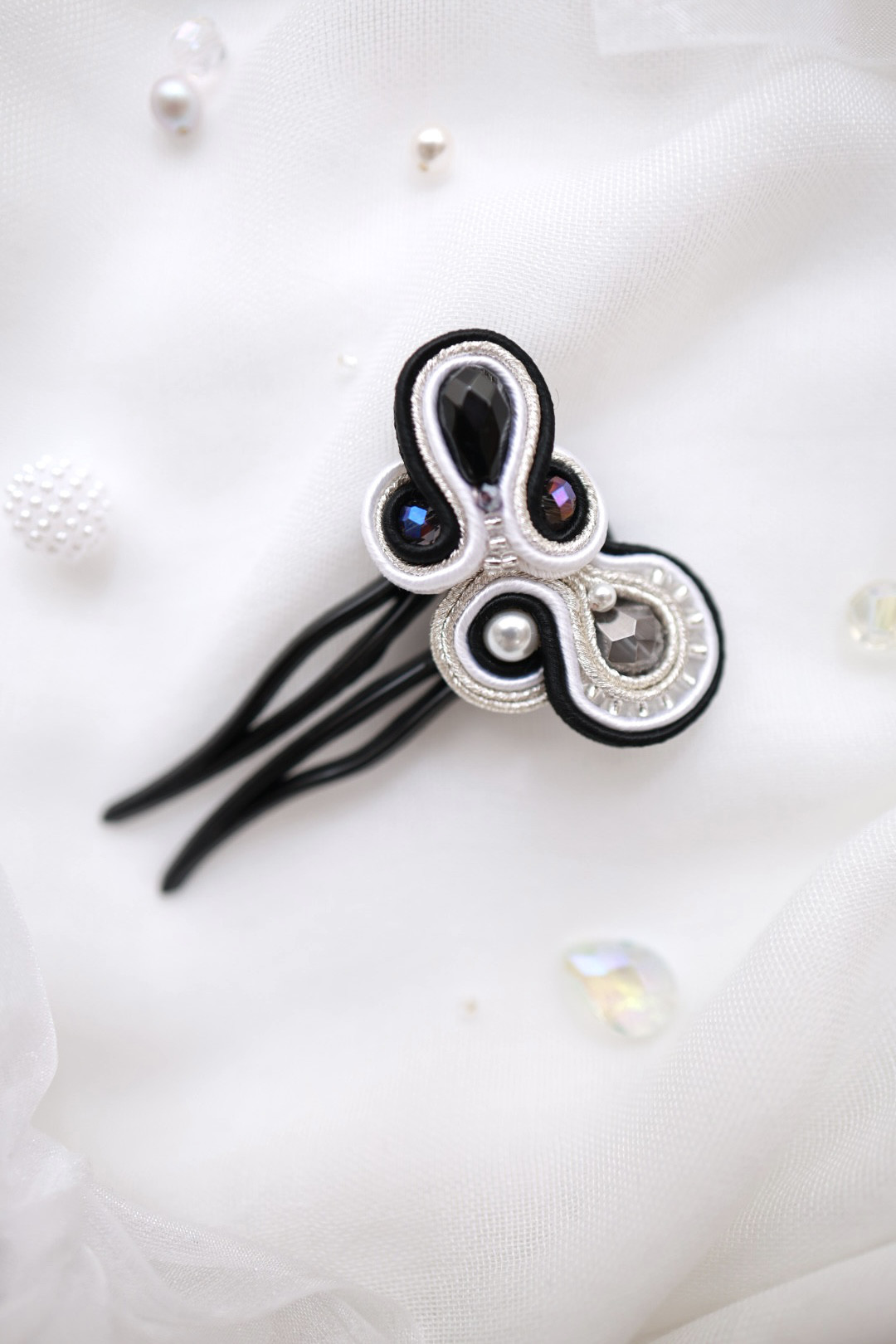 【かんざし】黒と白のコントラストに上品さと華やかさでワンランクアップの着こなしに　二本足のかんざし　「結心　月影」