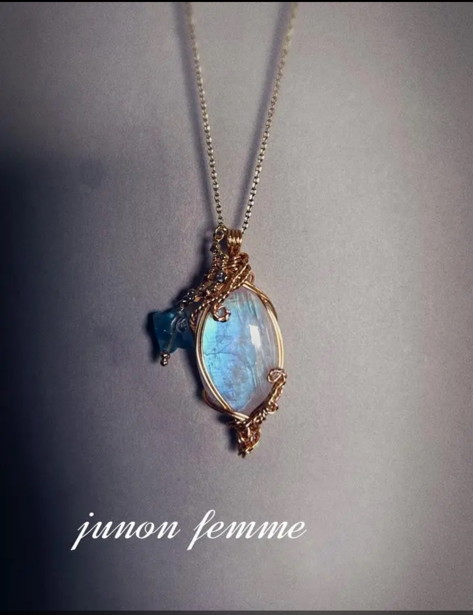 レインボームーンストーンネックレス