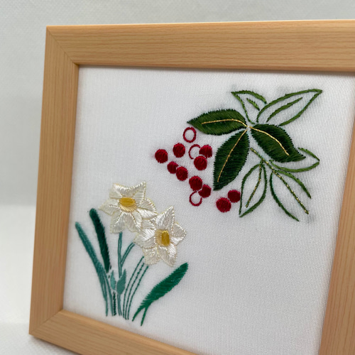 南天と水仙 刺繍フレーム 絹糸と金銀糸の日本刺繍 壁飾り インテリア