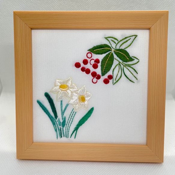 南天と水仙 刺繍フレーム 絹糸と金銀糸の日本刺繍 壁飾り インテリア
