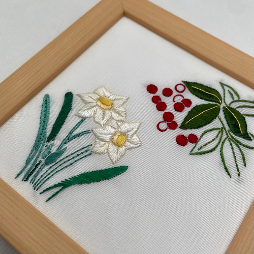 南天と水仙 刺繍フレーム 絹糸と金銀糸の日本刺繍 壁飾り インテリア