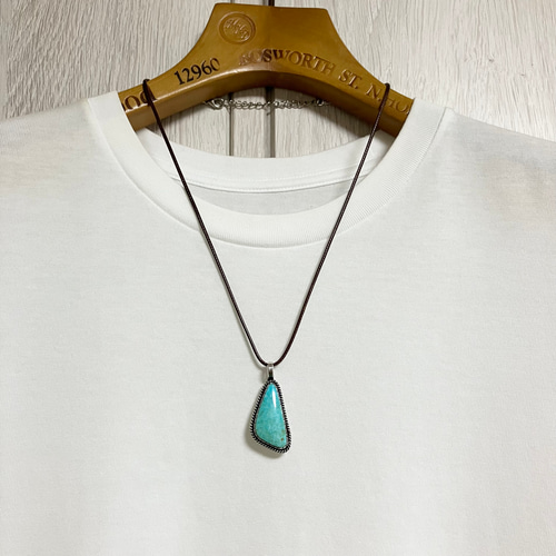 キングマンターコイズペンダント　インディアンジュエリーテイストネックレス キングマン ターコイズ アイアンクロス シルバー ネックレス