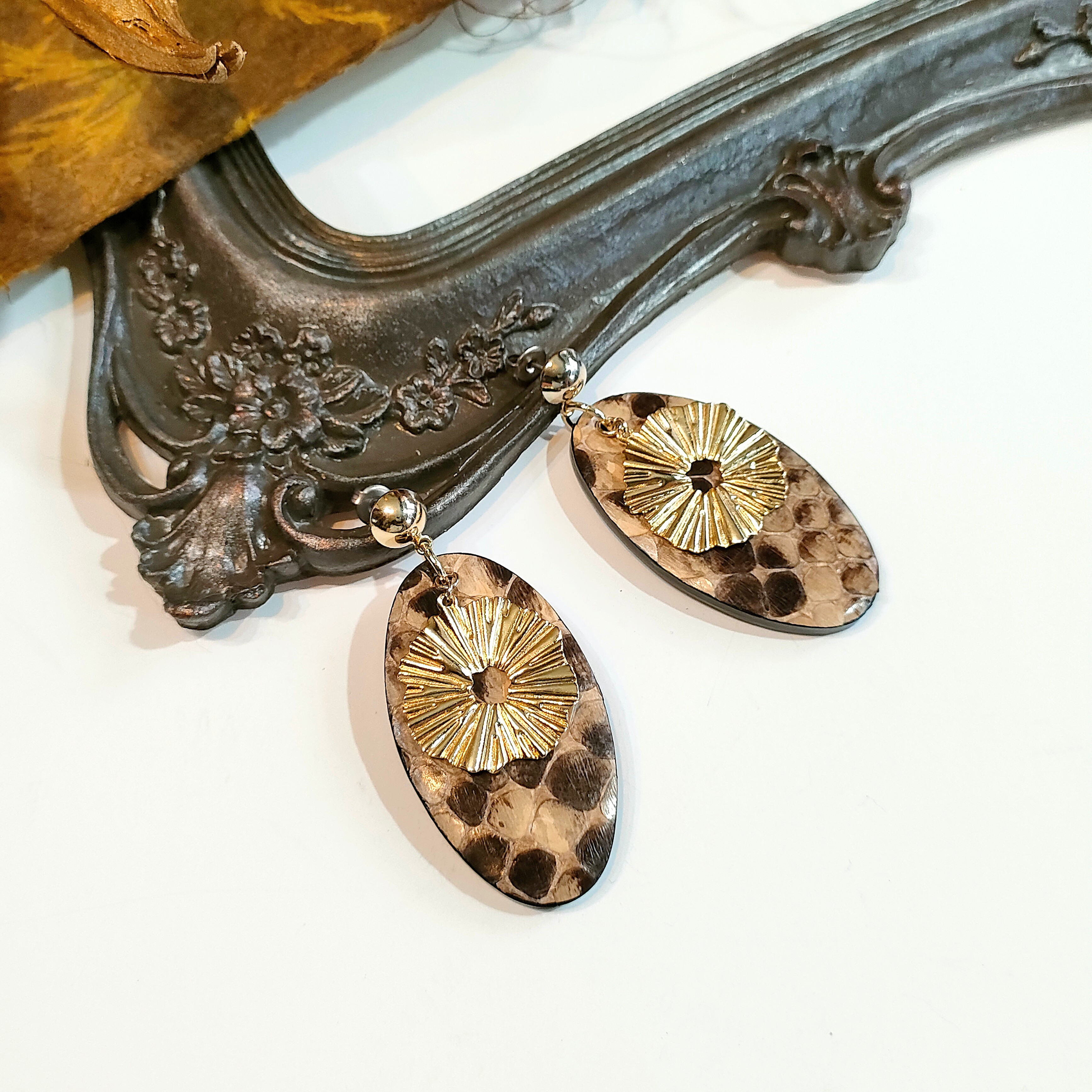 【少量限定/パイソン(お腹)】オーバル型/フラワーチャーム ピアス　ゴールド(イヤリング変更可)　大ぶりピアス