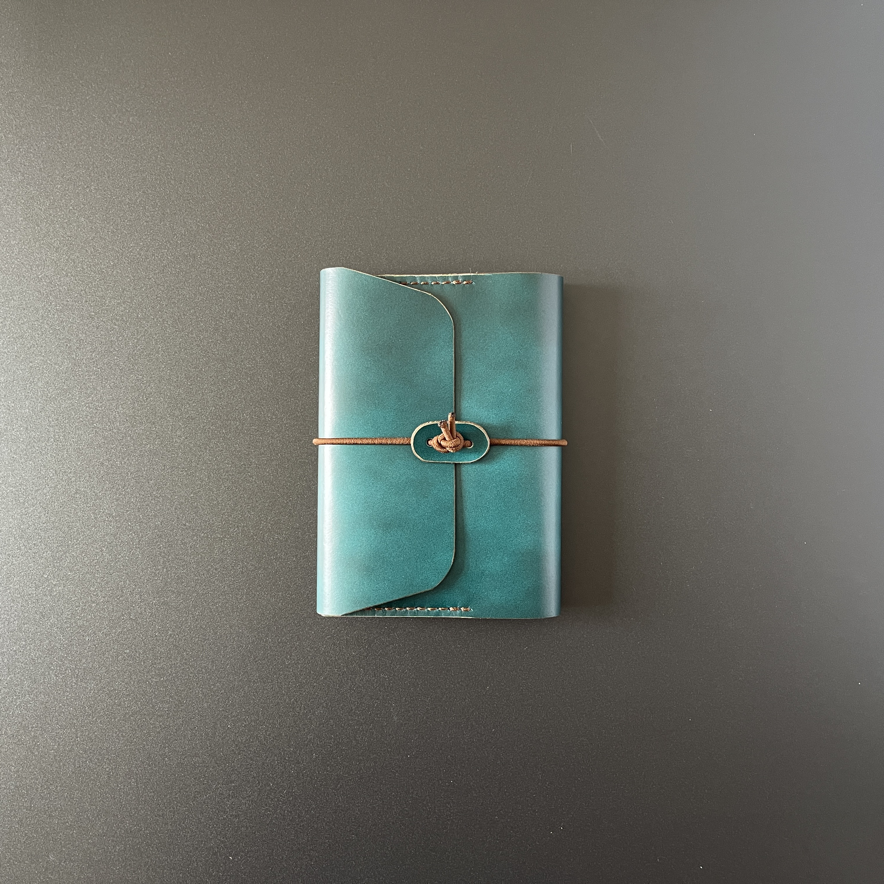 A5サイズ　バンド付き　ブックカバー　手縫いの姫路レザー